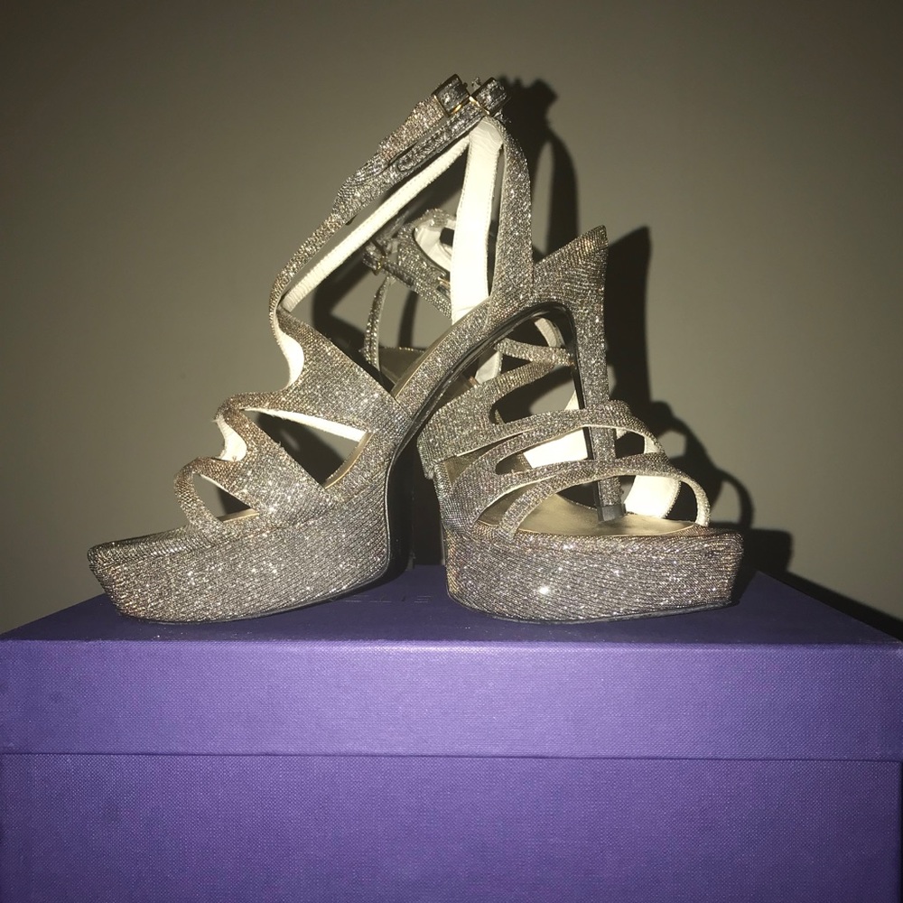 Stuart Weitzman Platform is 3 inches. Heel height 3 1/2.Sexy shoe!
